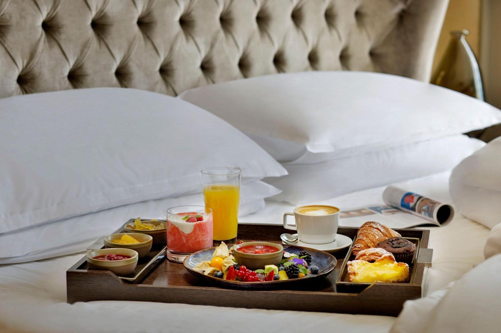 Sheraton Astana Hotel Exterior foto Room service